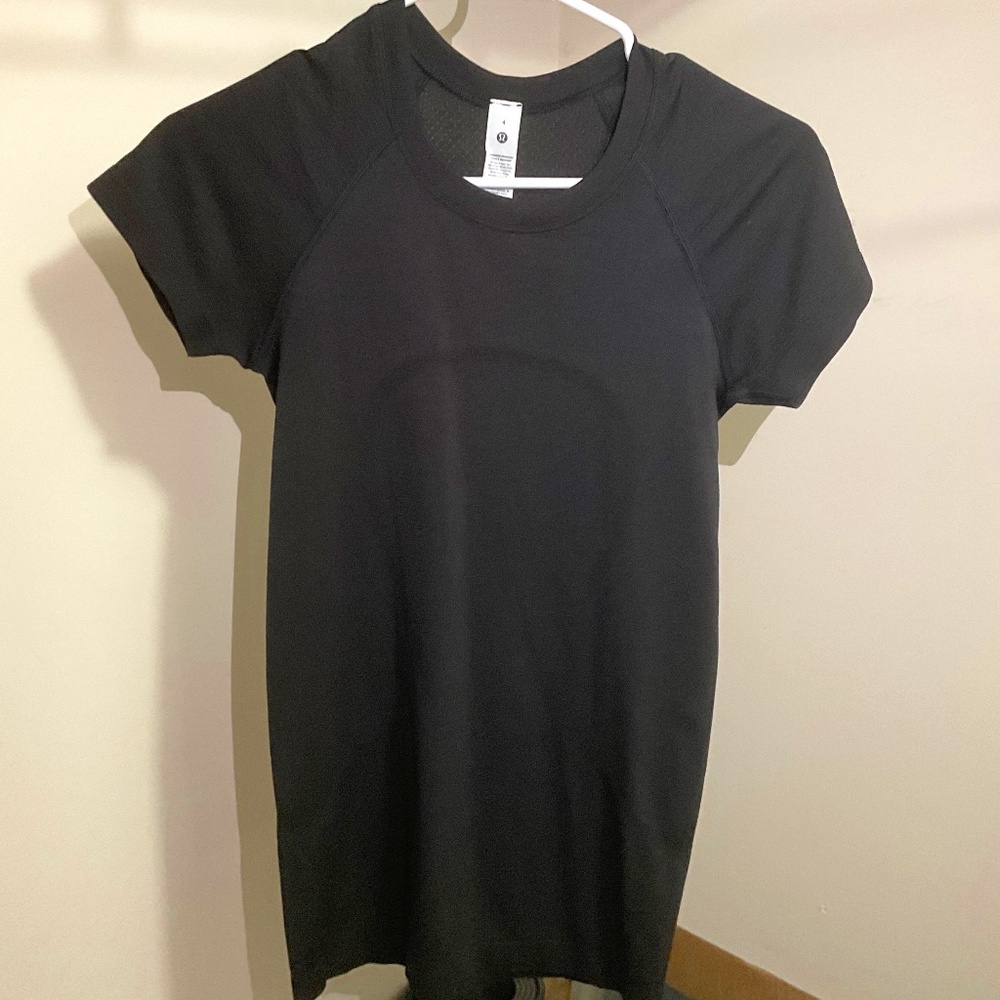 Lululemon swiftly short sleeve shirt 2.0   Size:4.   Color: Black